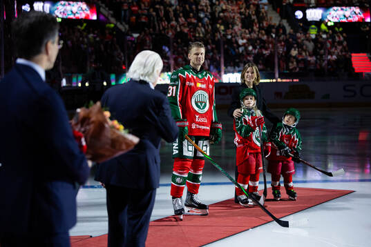 Frölundas ordförande Mats Grauers håller ett tal för