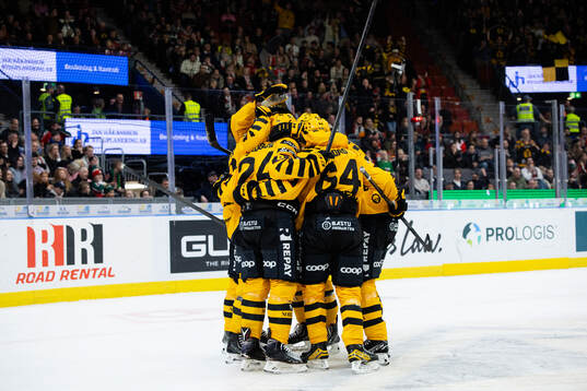 Skellefteås Oscar Lindberg jublar med lagkamrater