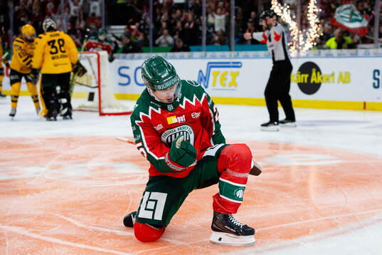 Frölundas Arttu Ruotsalainen jublar