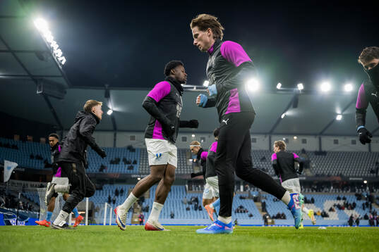 Emmanuel Ekong and Johan Karlsson of Malmö FF
