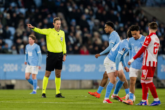 Referee Sascha Stegemann