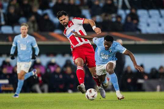 Rodrigao of Crvena Zvezda and Emmanuel Ekong of Malmö FF