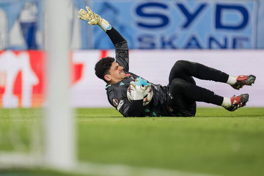 goalkeeper Matheus of Crvena Zvezda