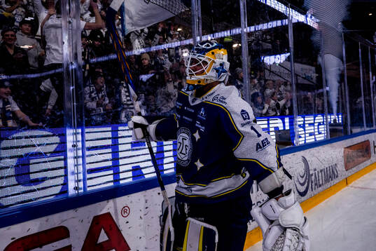 Leksands målvakt Marcus Gidlöf jublar