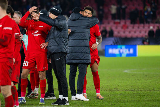 Head coach Freyr Alexandersson and Noah Holm of Brann
