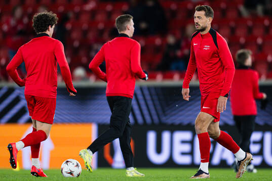 Fredrik Pallesen Knudsen of Brann warms up
