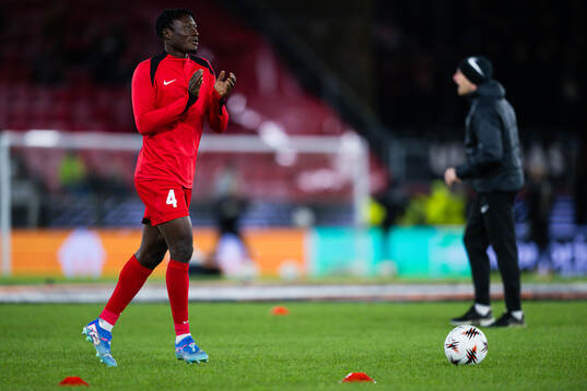Nana Kwame Boakye of Brann warms up