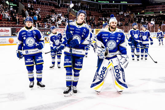Leksands Joonas Lyytinen och Anton Johansson och målvakt