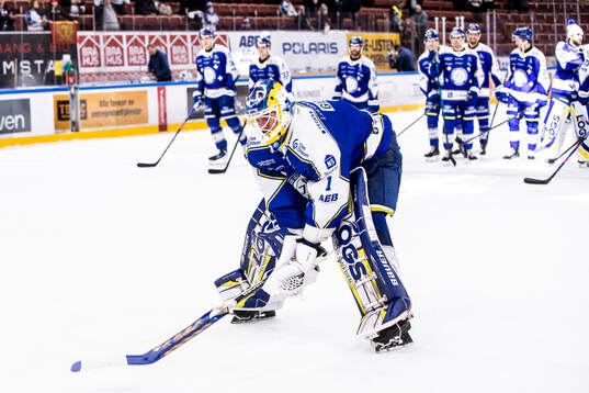 Leksands målvakt Marcus Gidlöf jublar