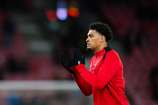 Noah Holm of Brann warms up