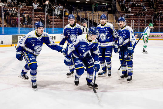 Leksands Alexander Lundqvist jublar med lagkamrater