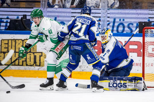 Rögles Simon Zether och Leksands målvakt Marcus Gidlöf