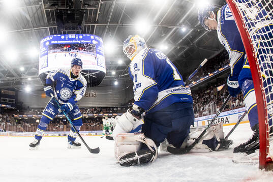 Leksands Alexander Lundqvist och Leksands målvakt Marcus