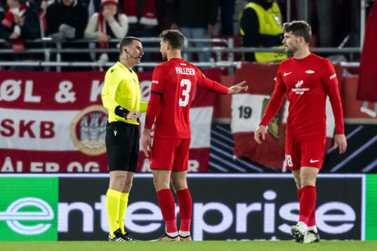 Referee Georgi Kabakov and Fredrik Pallesen Knudsen of Brann