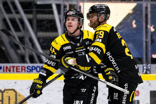 Västerås Oscar Lawner och Kim Rosdahl jublar