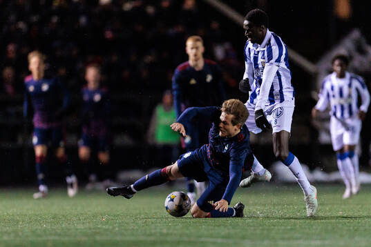 Östers IFs Aapo Mäenpää och IFK Göteborgs Imam Jagne