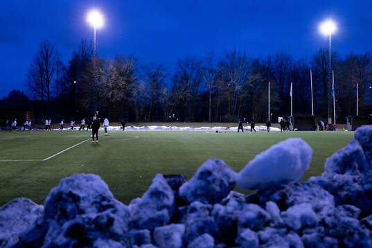 Sportfältet Teleborg med snöhögar