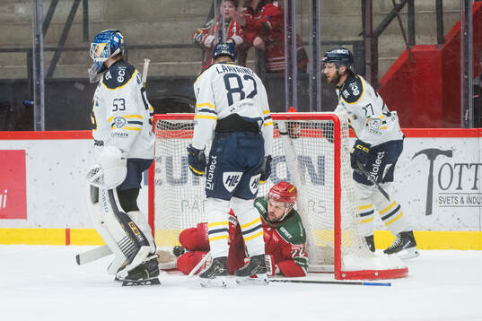 Modos Måns Carlsson och Södertäljes målvakt Niclas
