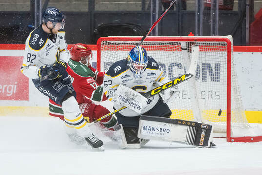 Södertäljes Roope Laavainen och Modos Oscar Pettersson