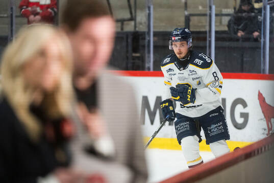 Södertäljes William Wiå innan ishockeymatchen i