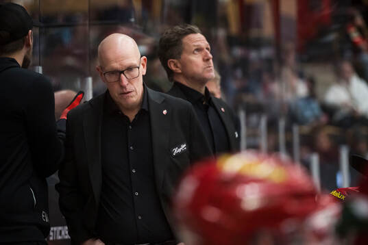 Modos huvudtränare Fredrik Andersson deppar
