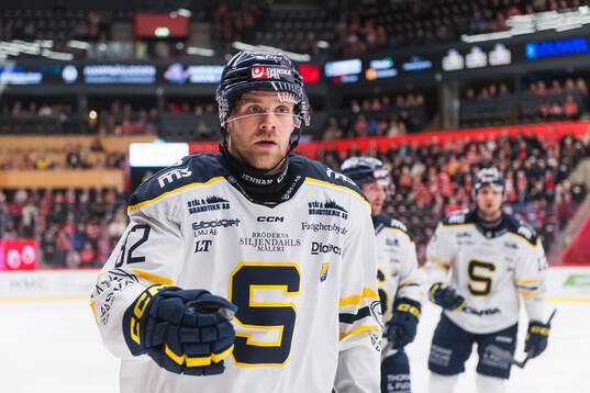 Södertäljes Roope Laavainen eter sitt 0-2 mål