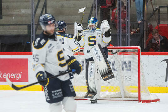 Södertäljes målvakt Niclas Westerholm jublar