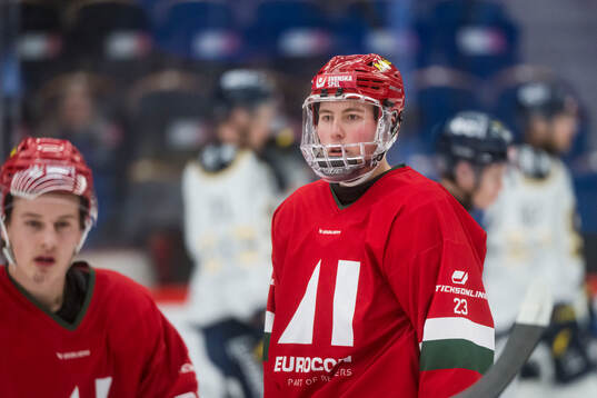 Modos David Granberg innan ishockeymatchen i