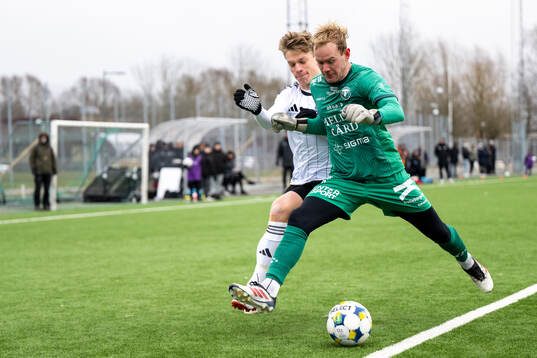 Landskronas Gustaf Bruzelius och Trelleborgs målvakt Malte