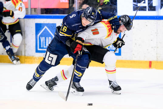 HV71s Linus Lindström och Brynäs Johan Larsson