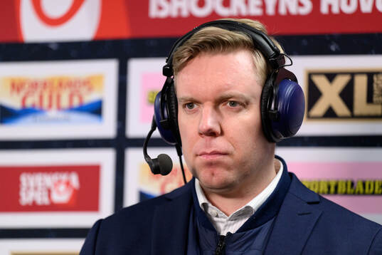 HV71s tränare Anton Blomqvist blir intervjuad av tv