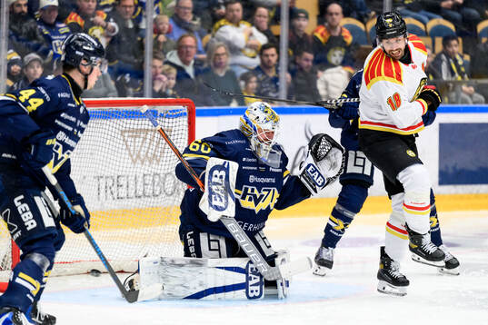 HV71s målvakt Felix Sandström och Brynäs Anton Rödin