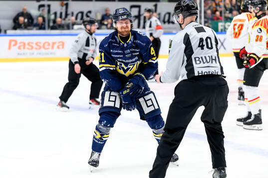 HV71s Riley Woods lämnar isen