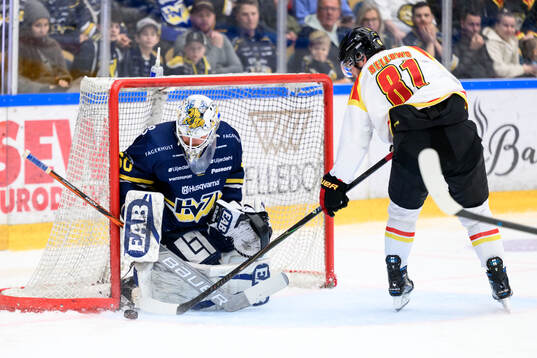 HV71s målvakt Felix Sandström och Brynäs Kieffer Bellows