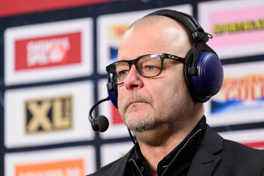Brynäs tränare Niklas Gällstedt blir intervjuad av tv