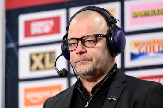 Brynäs tränare Niklas Gällstedt blir intervjuad av tv