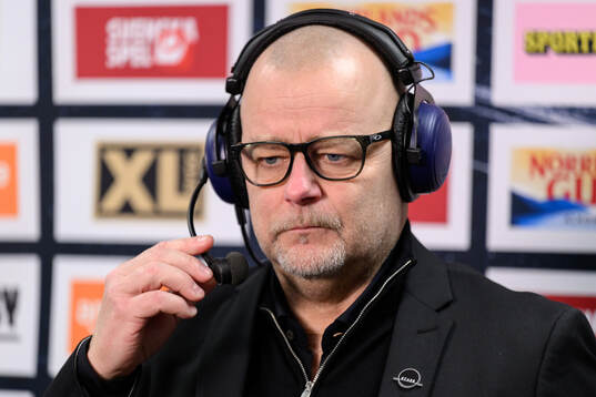 Brynäs tränare Niklas Gällstedt blir intervjuad av tv