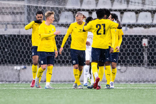 Ljungskiles Jonathan Liljedal jublar med lagkamrater