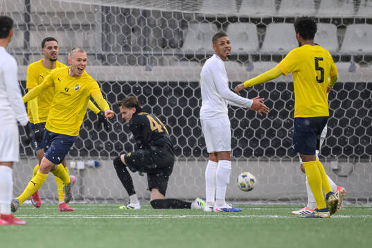 Ljungskiles Jonathan Liljedal jublar med Abdishakur Bashir
