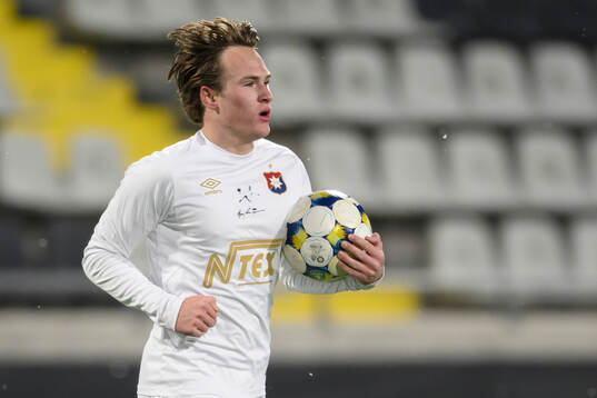 Örgrytes målskytt  Månz Karlsson jublar
