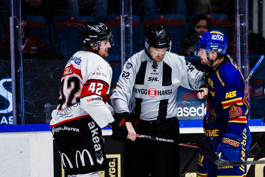 Malmö Redhawks Robin Salo, linjedomare Peter Almerstedt