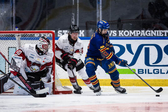 Malmö Redhawks målvakt Oskar Blomgren och Robin Salo mot
