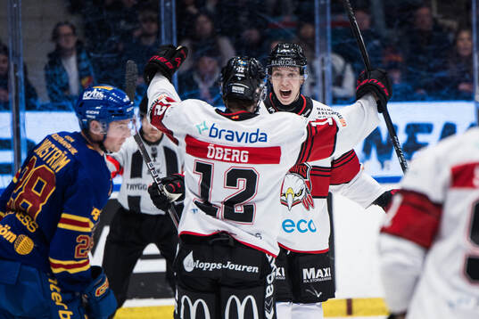 Malmö Redhawks Linus Öberg och William Von Barnekow jublar