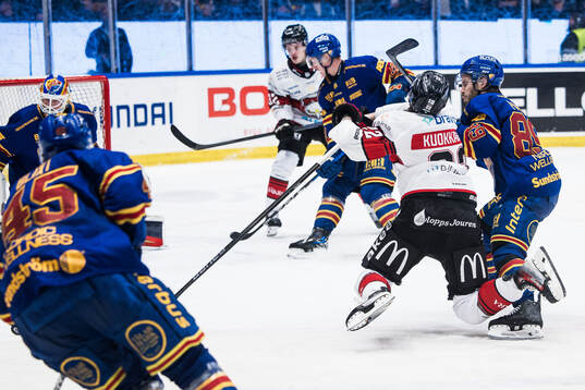 Djurgårdens Oula Palve och Malmö Redhawks Janne Kuokkanen