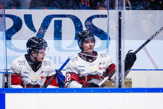 Malmö Redhawks Martin Schreiber och Janne Kuokkanen sitter