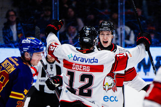 Malmö Redhawks Linus Öberg och William Von Barnekow jublar
