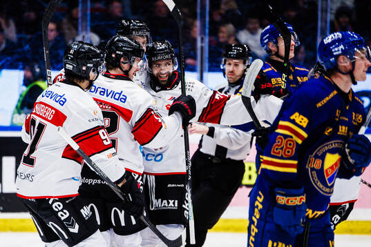 Malmö Redhawks Linus Öberg jublar med lagkamrater