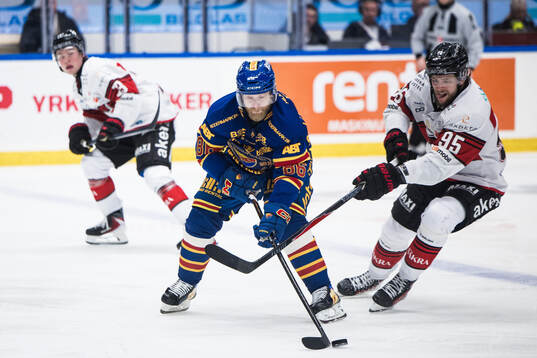 Djurgårdens Linus Klasen och Malmö Redhawks Carl Persson