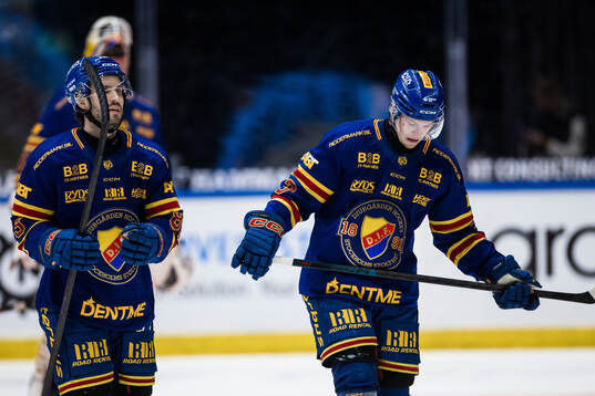 Djurgårdens Oula Palve och Joseph Snively  deppar