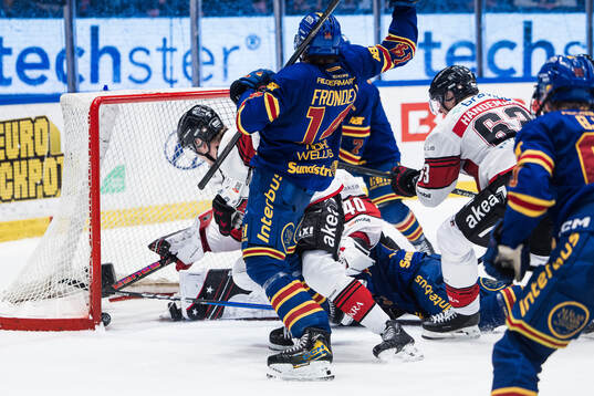 Oroligt framför Malmö Redhawks målvakt Oskar Blomgren